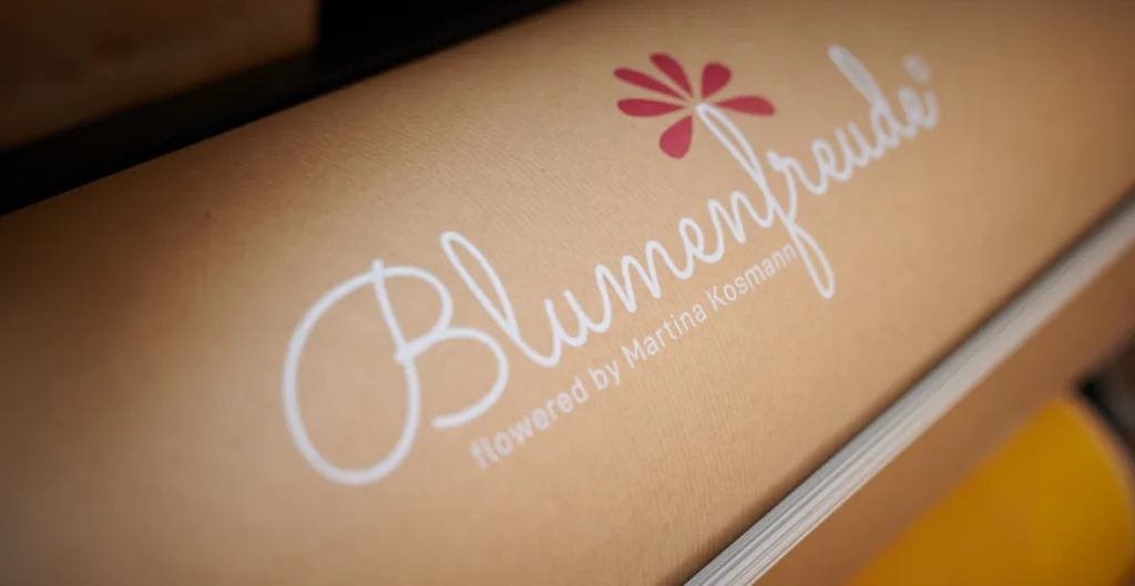 Rolle Geschenkpapier mit dem Blumenfreude-Logo und dem Zusatz flowered by Martina Kosmann