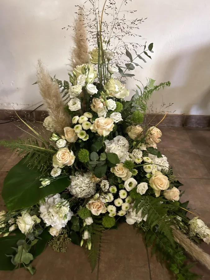 Trauergesteck mit weißen Rosen, Hortensien und Pampasgras