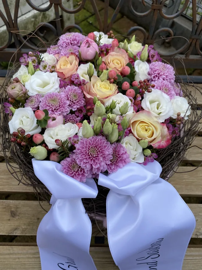 Runder Trauerstrauß mit rosa Chrysanthemen, Rosen und weißen Schleifenbändern
